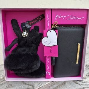 BETSEY JOHNSON 2- PIECE GIFT SET GLOVES & ZIP AROUND WALLET